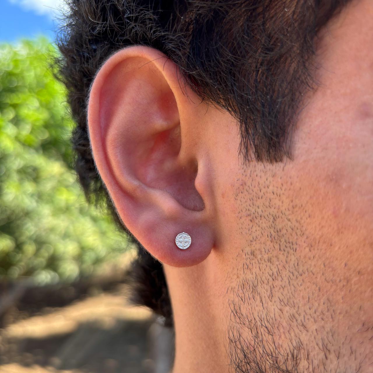 Brinco Medalha São Bento em Prata 925 - Imagem 2